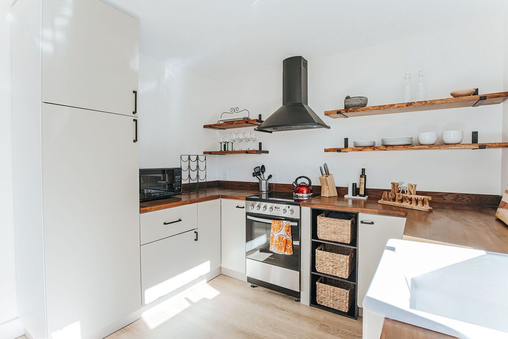Coffee/tea maker, fridge, microwave, oven