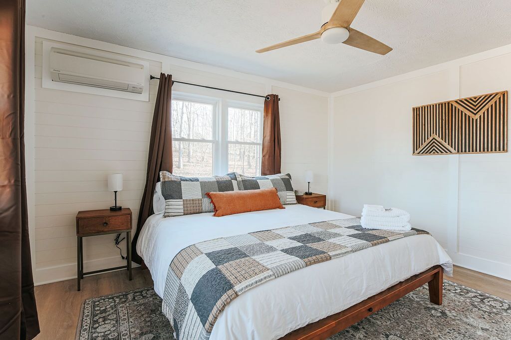 3 bedrooms, iron/ironing board, WiFi (free), bed sheets