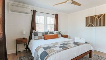 3 bedrooms, iron/ironing board, WiFi (free), bed sheets