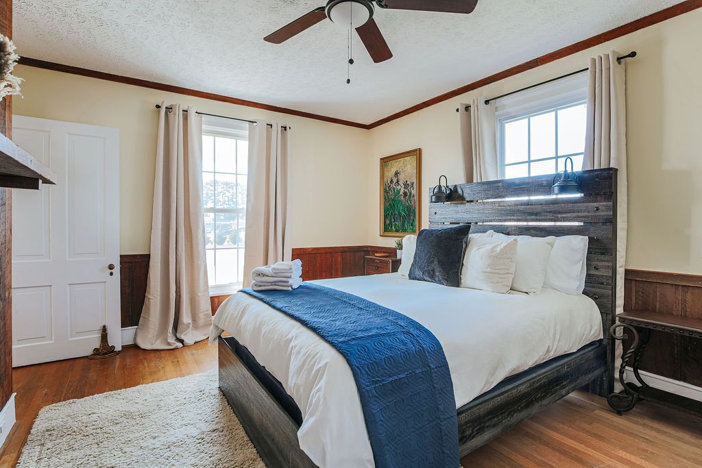 4 bedrooms, iron/ironing board, WiFi (free), bed sheets