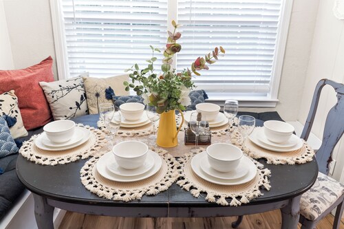 3 Queen Beds, 2 min to Fairgrounds, Fenced Yard