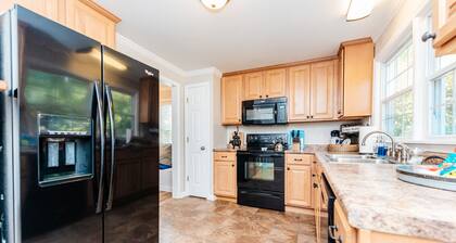 Cozy home 2 min to Fairgrounds w/ Trailer parking