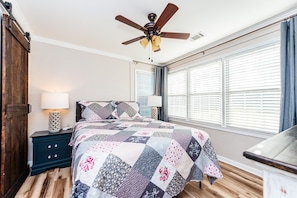 2 bedrooms, iron/ironing board, free WiFi, bed sheets - 3 Queen Beds, 2 min to Fairgrounds, Fenced Yard (Perry)
