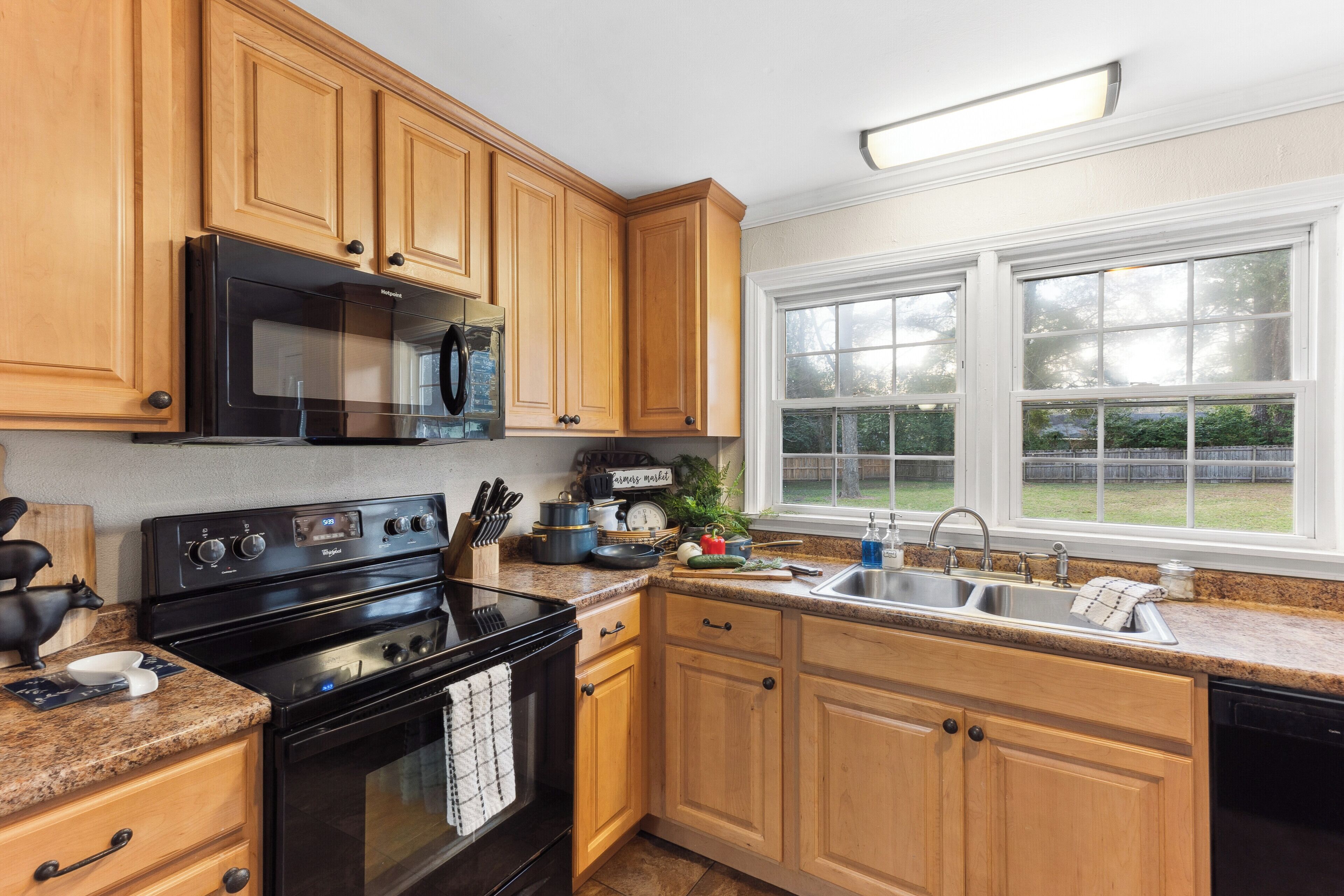 Køleskab, mikrobølgeovn, ovn, kogeplade