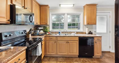 3 Queen Beds, 2 min to Fairgrounds, Fenced Yard