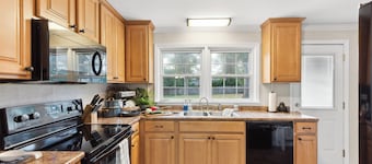 3 Queen Beds, 2 min to Fairgrounds, Fenced Yard