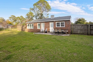 Outdoor dining - 3 Queen Beds, 2 min to Fairgrounds, Fenced Yard (Perry)