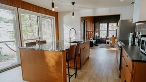 Coffee/tea maker, fridge, microwave, oven - Greatwood (Turtle Lake)