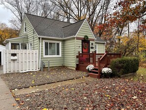 Exterior - Cozy 5BR & 2 Bath-CLE, BW, IX Center-walkout basement - firepit - dog friendly! (Berea)