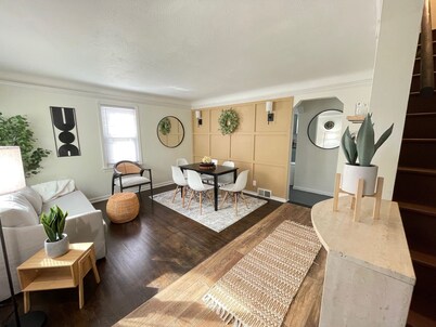 Cozy 4BR & 2 Bath-CLE, BW, IX Center-walkout basement - firepit - dog friendly!