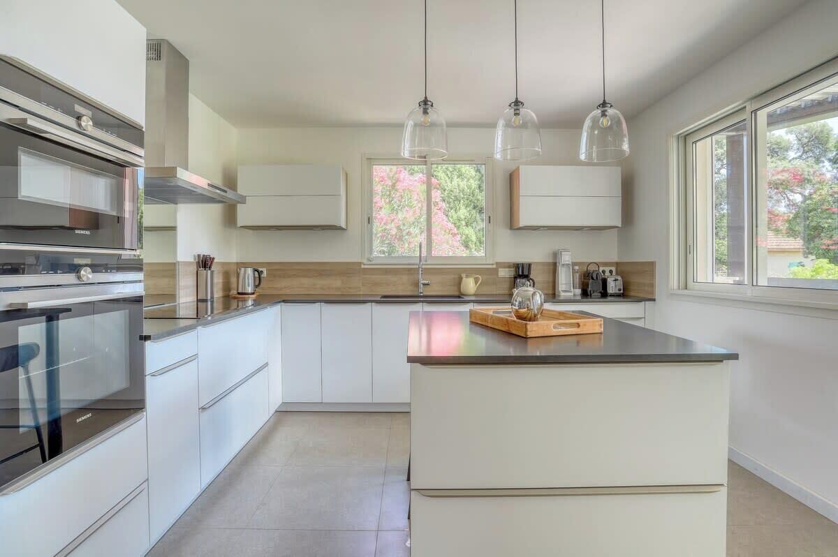 Een koelkast, een microgolfoven, een oven, een vaatwasser