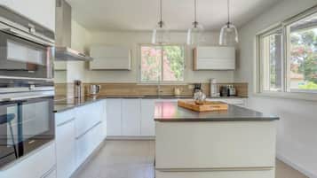 Een koelkast, een microgolfoven, een oven, een vaatwasser