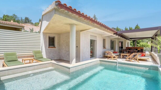 A swimming pool with lounge chairs and a covered patio area. - Designer house with swimming pool, 6 people, 300 m from the center (Le Lavandou)