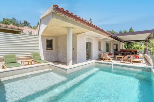 Designer house with swimming pool, 6 people, 300 m from the center