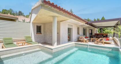 Designer house with swimming pool, 6 people, 300 m from the center