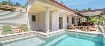 Designer house with swimming pool, 6 people, 300 m from the center