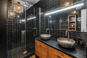 Dusche, kostenlose Toilettenartikel, Haartrockner, Handtücher