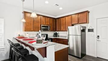 Een koelkast, een magnetron, een oven, een kookplaat