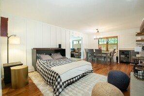 2 slaapkamers, een bureau, een strijkplank/strijkijzer, gratis wifi