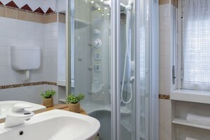 Combined shower/bathtub, hair dryer, bidet, towels