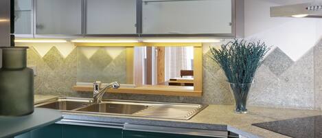 Réfrigérateur, four à micro-ondes, un four, surface de cuisson