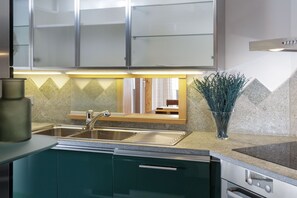Frigorífico, microondas, horno y placa de cocina
