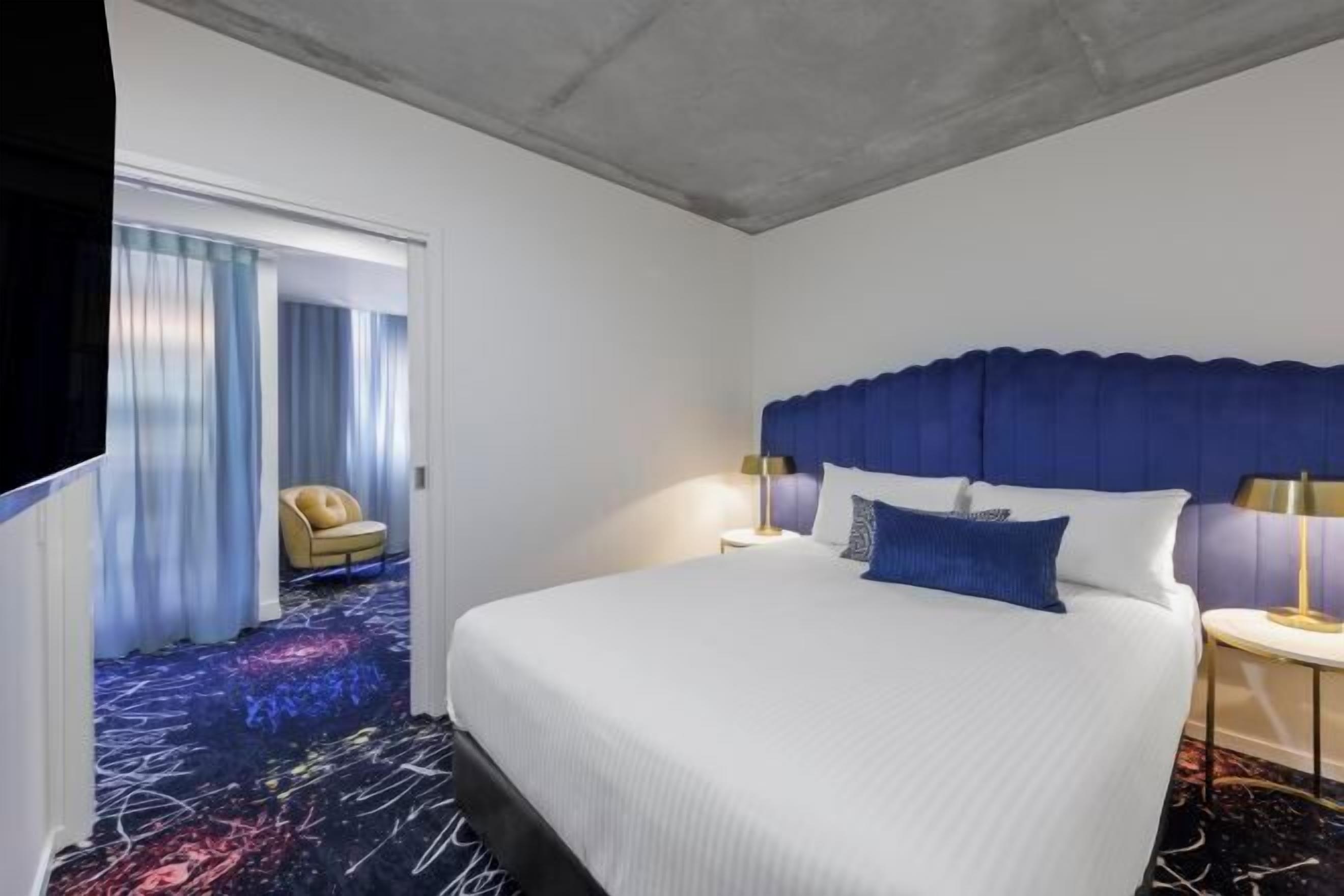 Caja de seguridad en la habitación y escritorio 