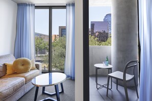 高級套房, 1 張特大雙人床, 露台 | 客廳 | 52 吋智能電視連有線電視頻道、電視