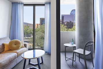 Deluxe King St Kilda Road View with Balcony | Living area