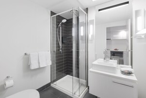 Deluxe King St Kilda Road View with Balcony | Bathroom