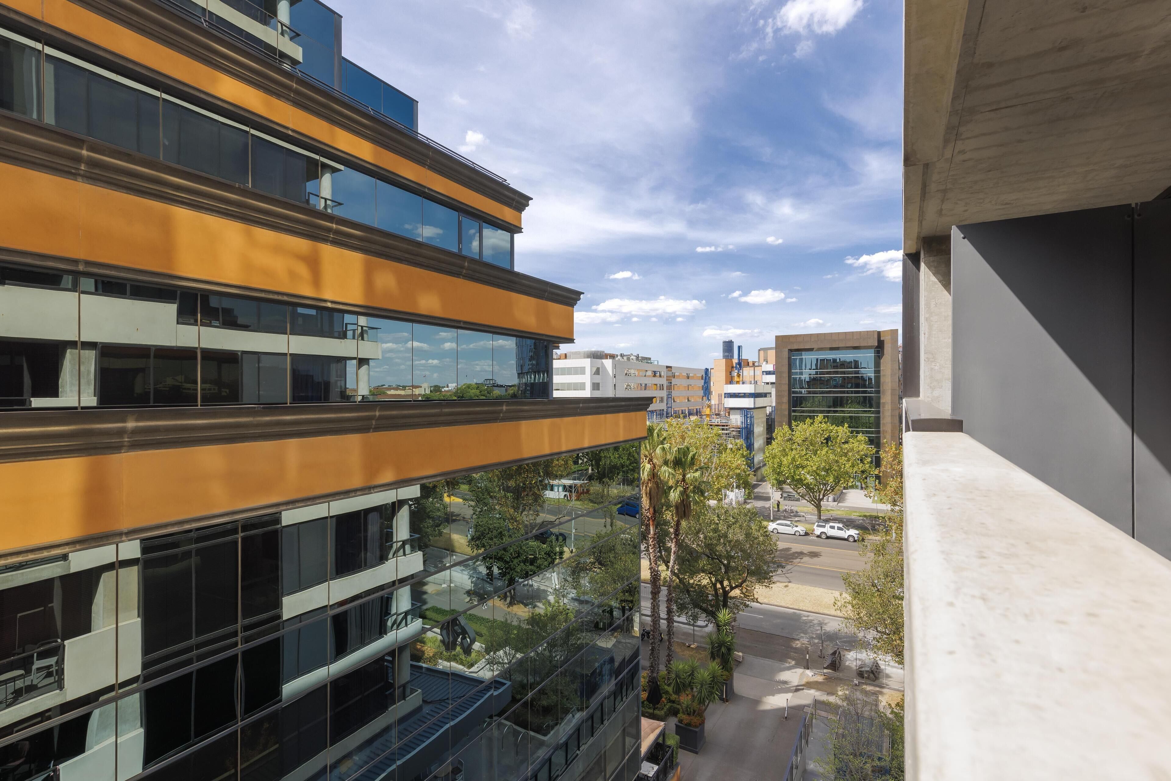 Photo - Oaks Melbourne St Kilda Road Hotel