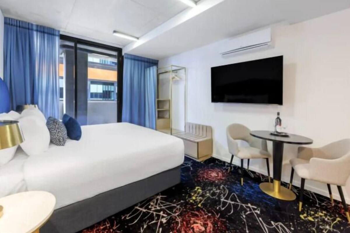 Zimmersafe, Schreibtisch, laptopgeeigneter Arbeitsplatz