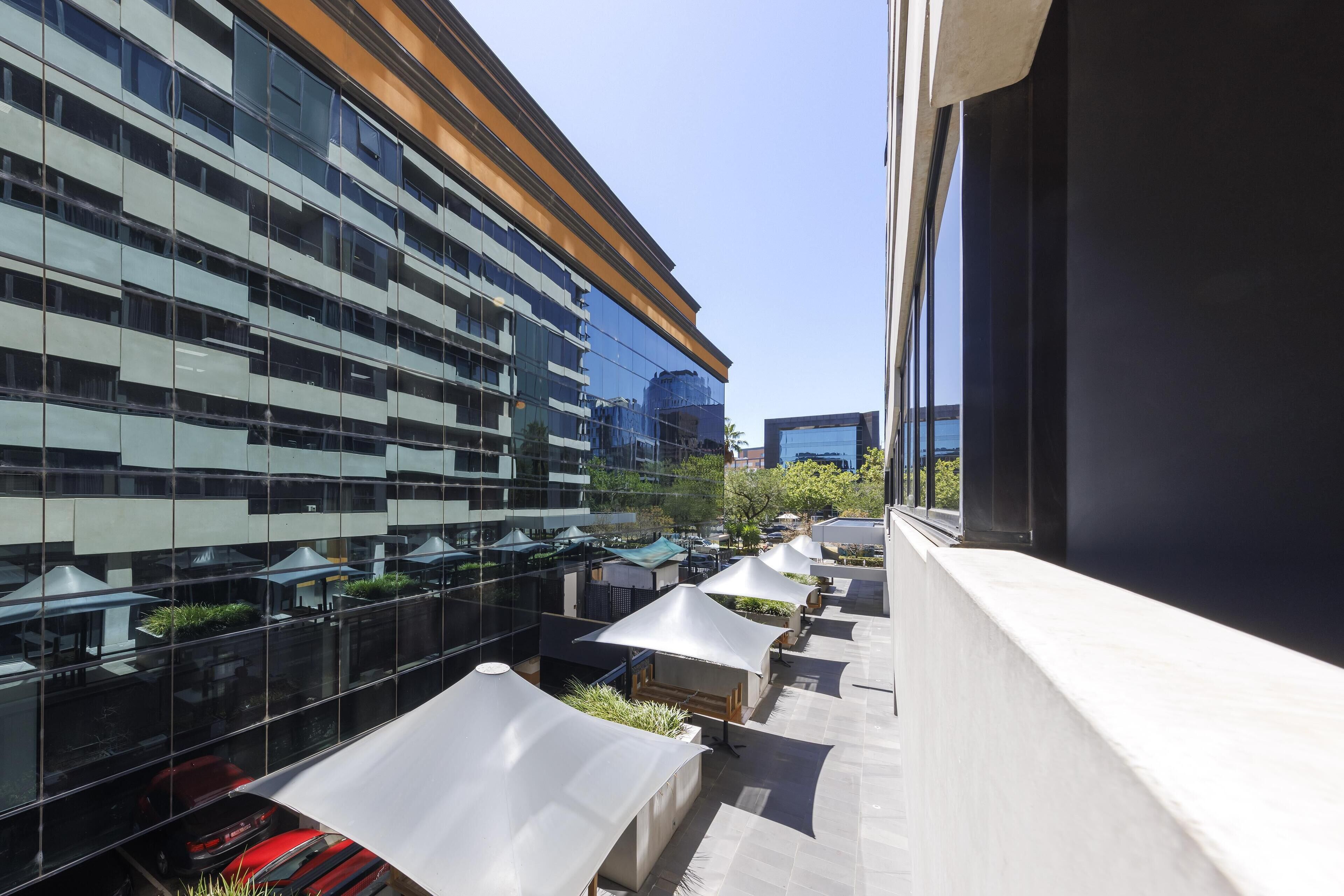 Caja de seguridad en la habitación y escritorio 