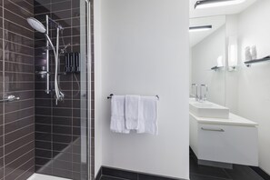 Ducha, artículos de tocador gratuitos, secador de pelo, toallas
