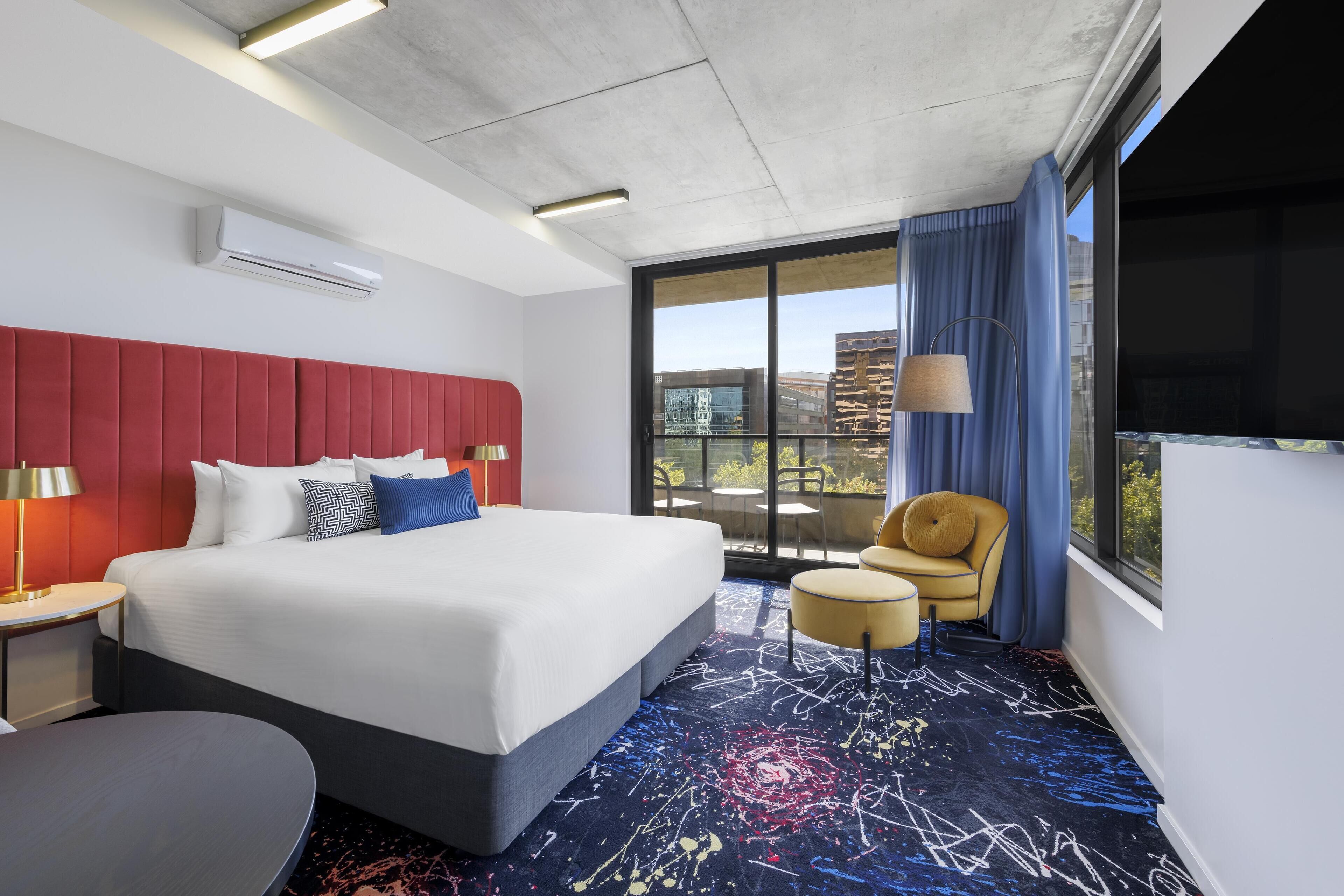 Brankas, meja kerja, ruang kerja ramah laptop, dan tirai kedap cahaya