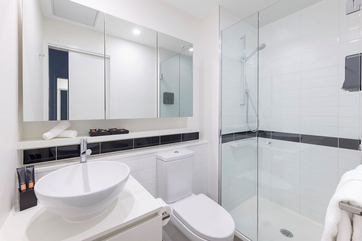 Kamar mandi | Shower, perlengkapan mandi gratis, pengering rambut, dan handuk