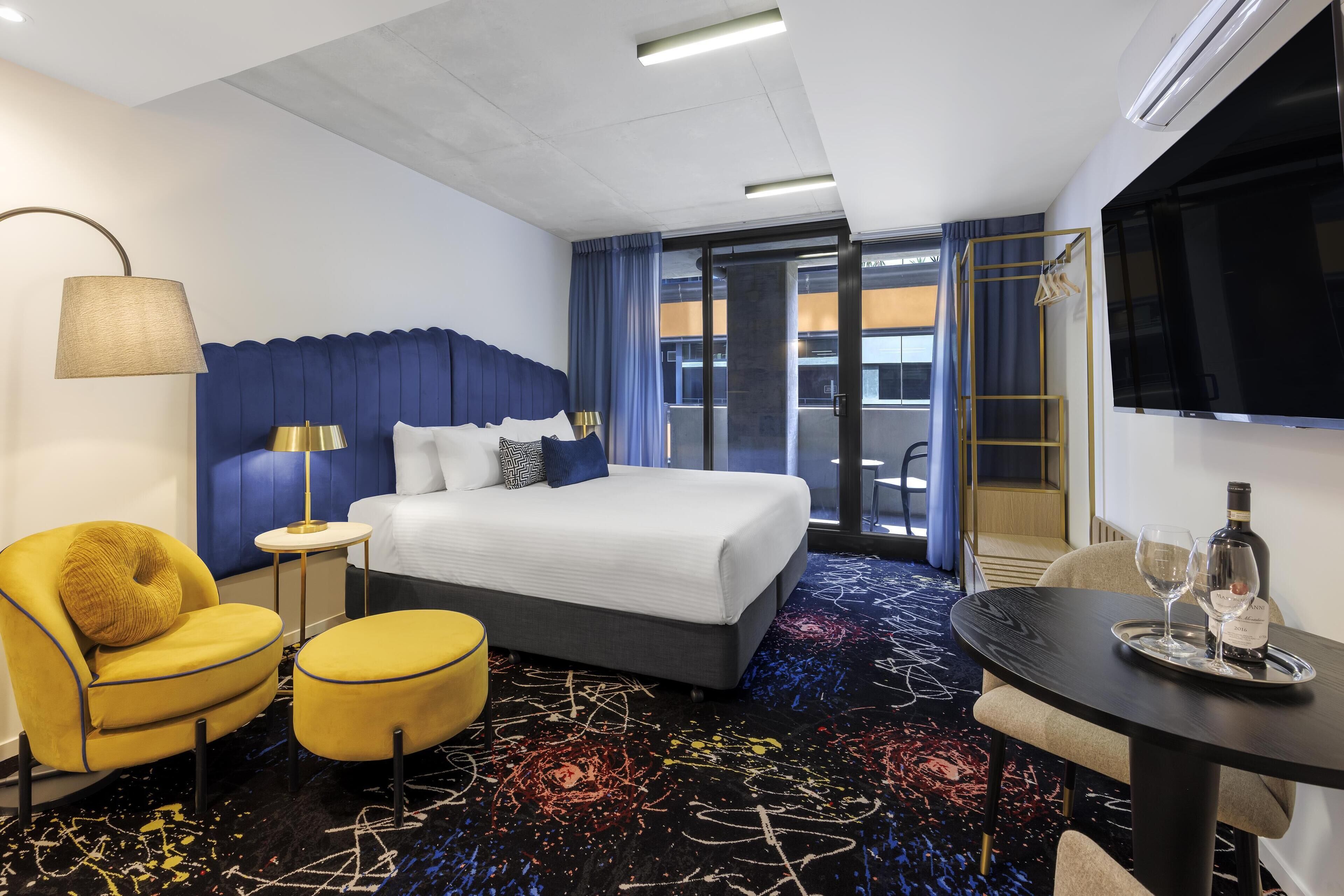 Caja de seguridad en la habitación y escritorio 