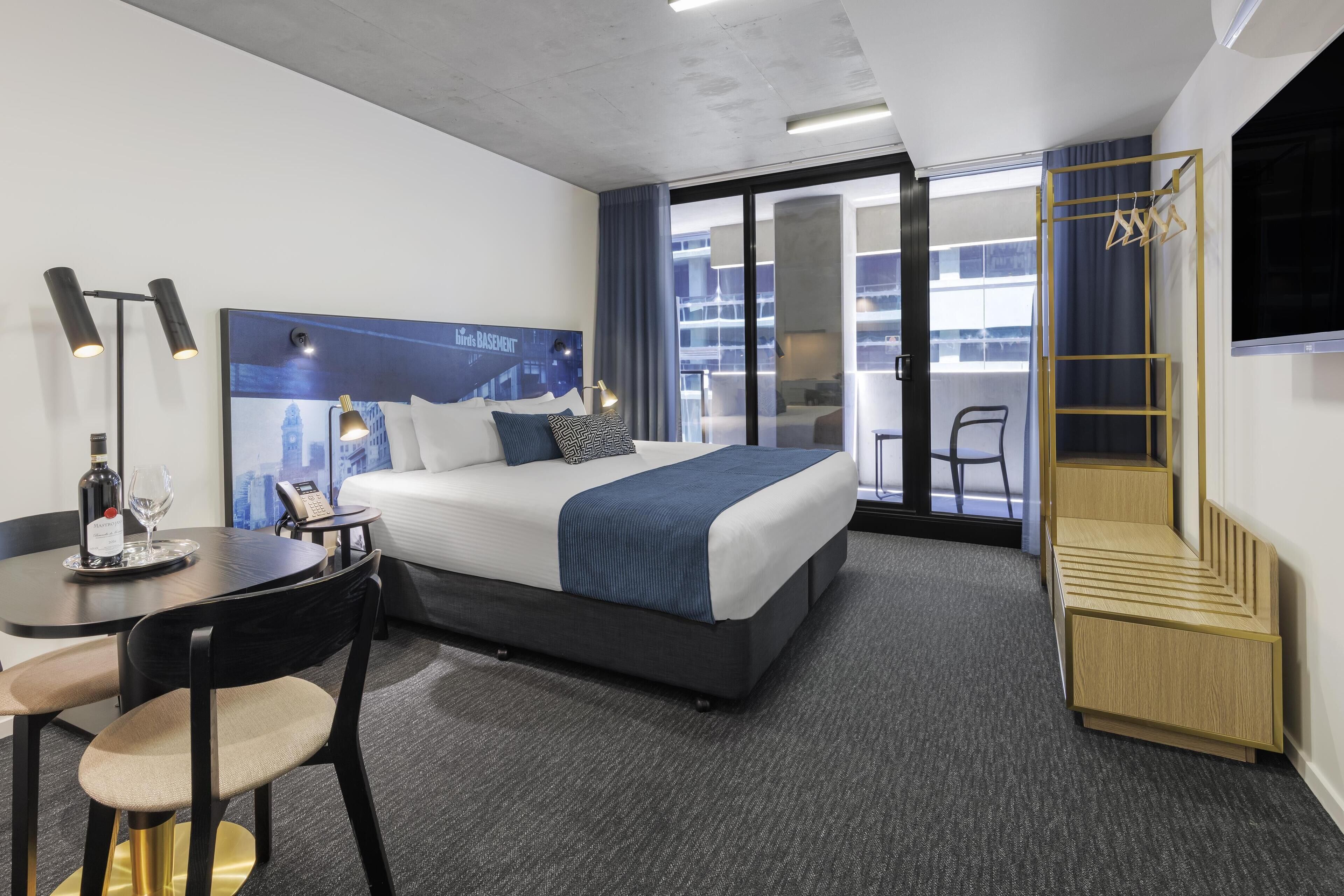 Caja de seguridad en la habitación y escritorio 