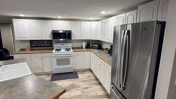 冰箱、微波炉、烤箱、炉灶