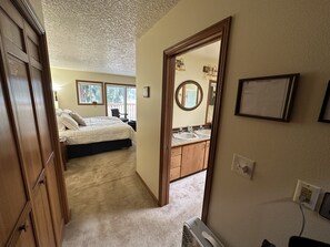 1 slaapkamer, een strijkplank/strijkijzer, gratis wifi, beddengoed