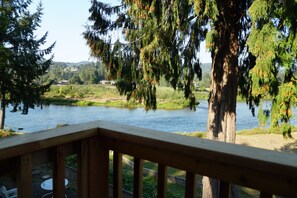 Property grounds - The Lewis River Salmon Shores - Waterfront View & Fishing, Book It Now! (Woodland)