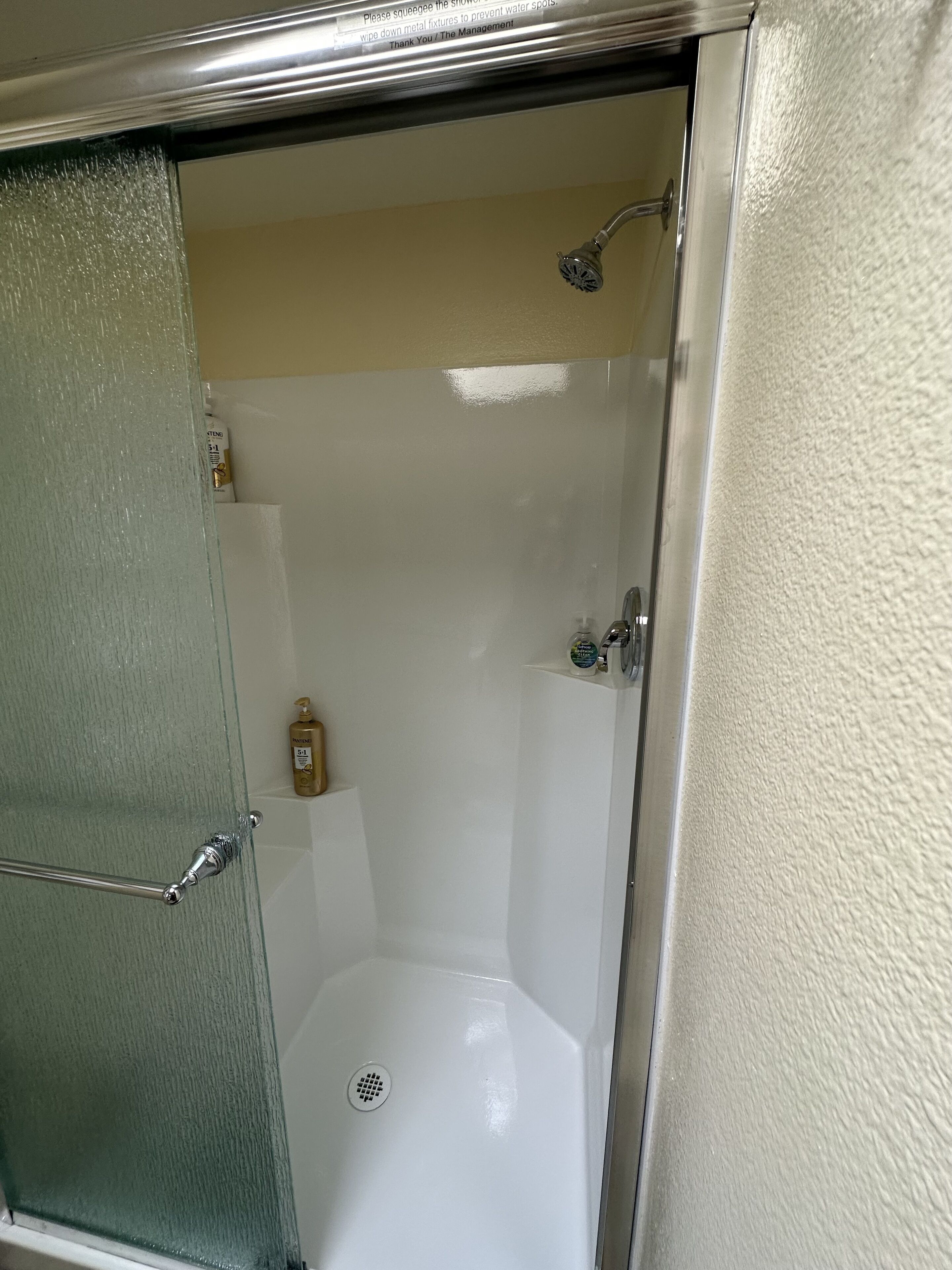 Een douche, een haardroger, handdoeken, zeep