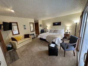 1 bedroom, iron/ironing board, free WiFi, bed sheets - The Lewis River Salmon Shores - Waterfront View & Fishing, Book It Now! (Woodland)