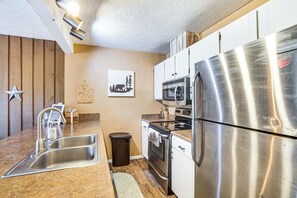 Fridge, microwave, stovetop, dishwasher