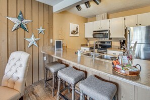 Kjøleskap, mikrobølgeovn, kokeplater og oppvaskmaskin