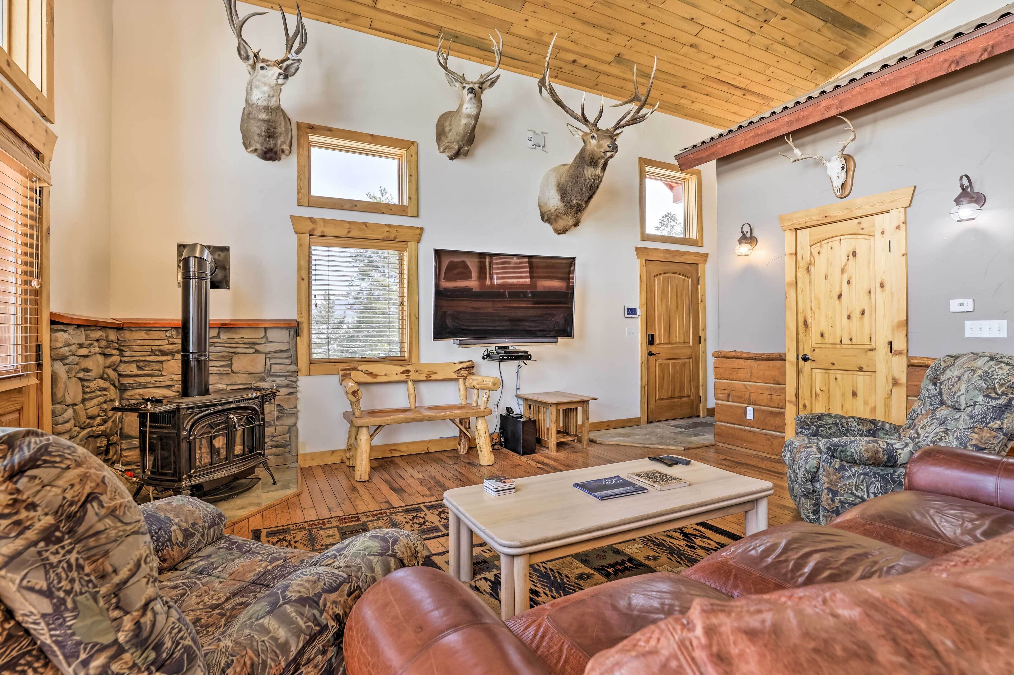 Cozy Grand Lake Home w/ Views & Gas Grill!