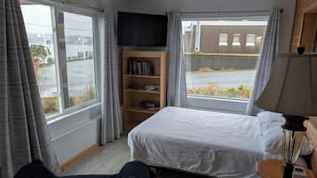 Standard Apartment, Multiple Beds, Kitchenette, Ocean View | Living area | 50-inch Smart TV with digital channels, books, streaming services