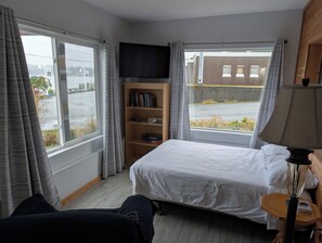 Departamento estándar, varias camas, cocineta, vista al océano | Área de sala de estar | Smart TV de 50 pulgadas con canales digitales y libros 