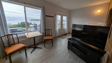 Appartement Standard, 1 grand lit et 1 canapé-lit, coin cuisine, vue baie | Télévision