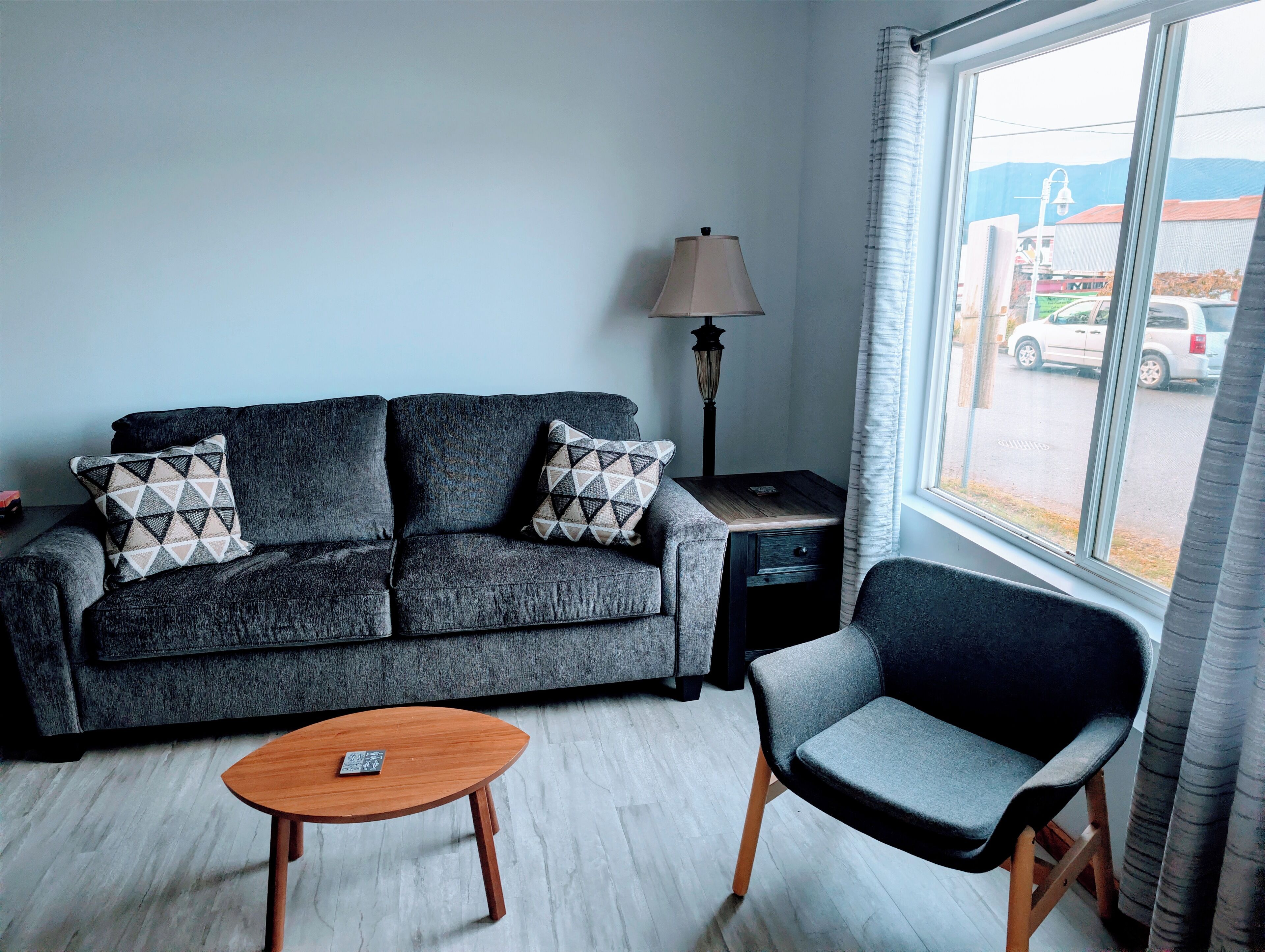 Appartement Confort, 1 grand lit et 1 canapé-lit, coin cuisine, vue baie | Coin séjour | TV connectée de 50 pouces avec chaînes numériques, livres